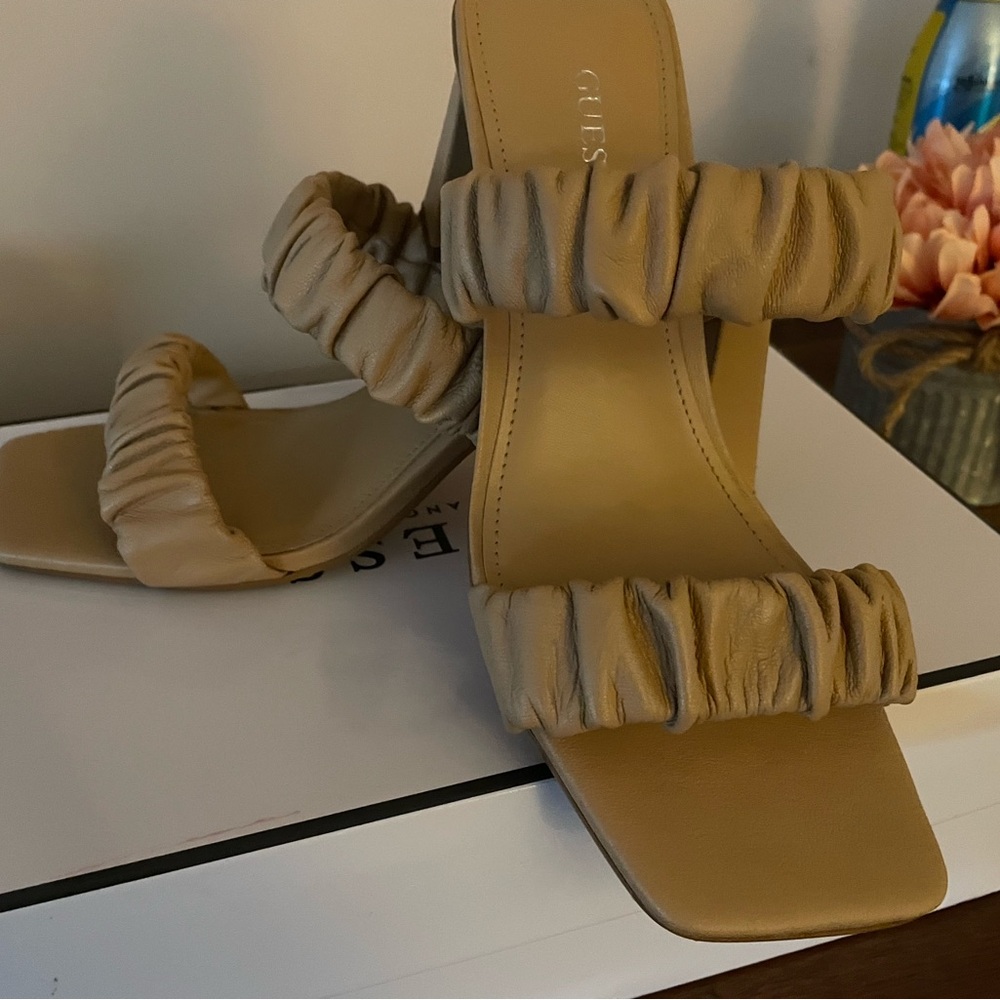 Guess Andrea light natural sandal size 6.5